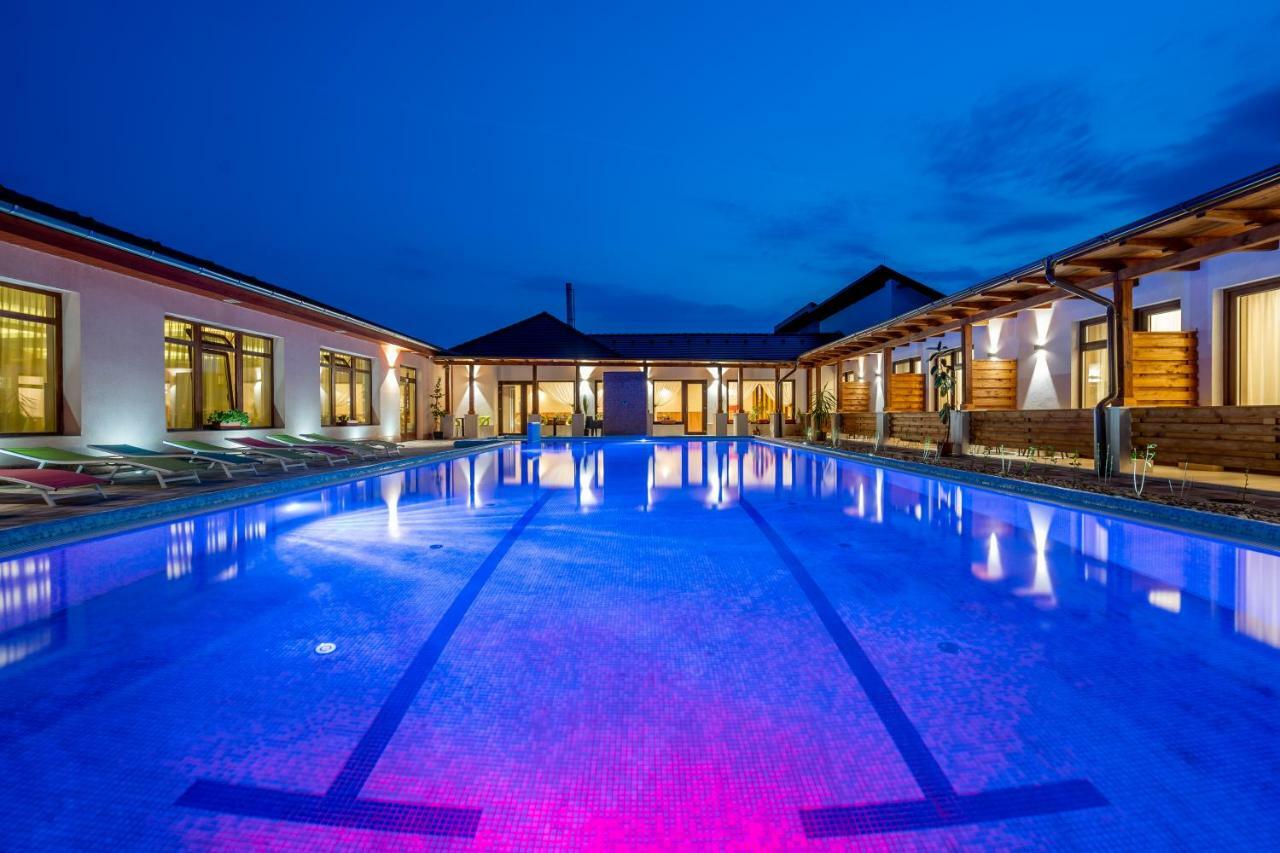 DorEsz Wellness Panzió Ujhartyan Exterior foto